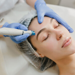 Tratamiento de hydrafacial con dermatólogo para rejuvenicimiento facial y cuidado de la piel