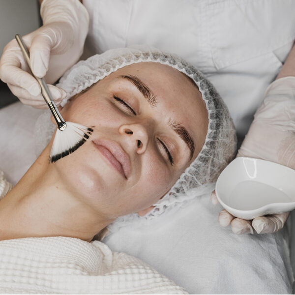 Tratamiento con dermatólogo - peeling Cosmmelan para el cuidado de la piel