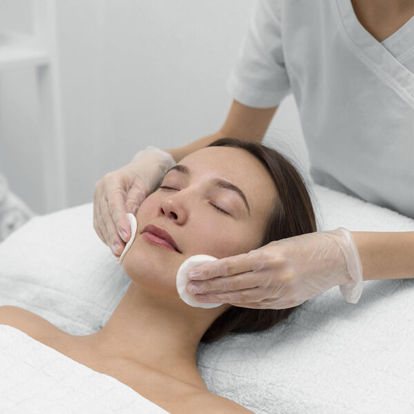 Mujer recibiendo un tratamiento facial, que incluye la aplicación de la terapia Peeling Fotoage