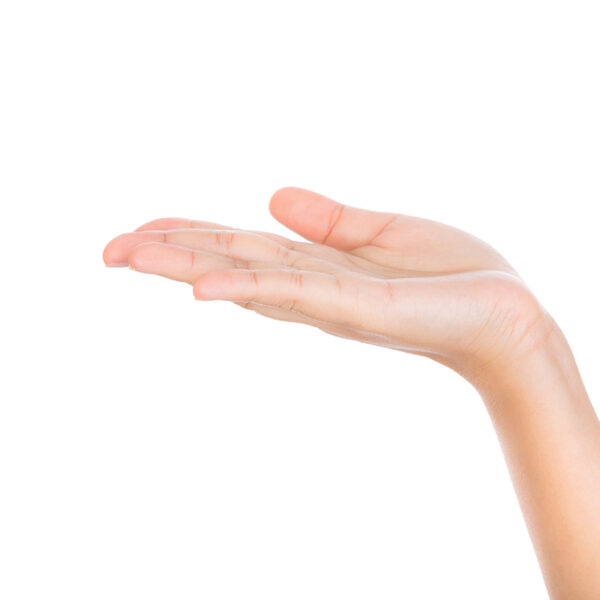 La mano de una mujer extendida sobre un fondo blanco, mostrando la experiencia de Toxina botulínica - botox